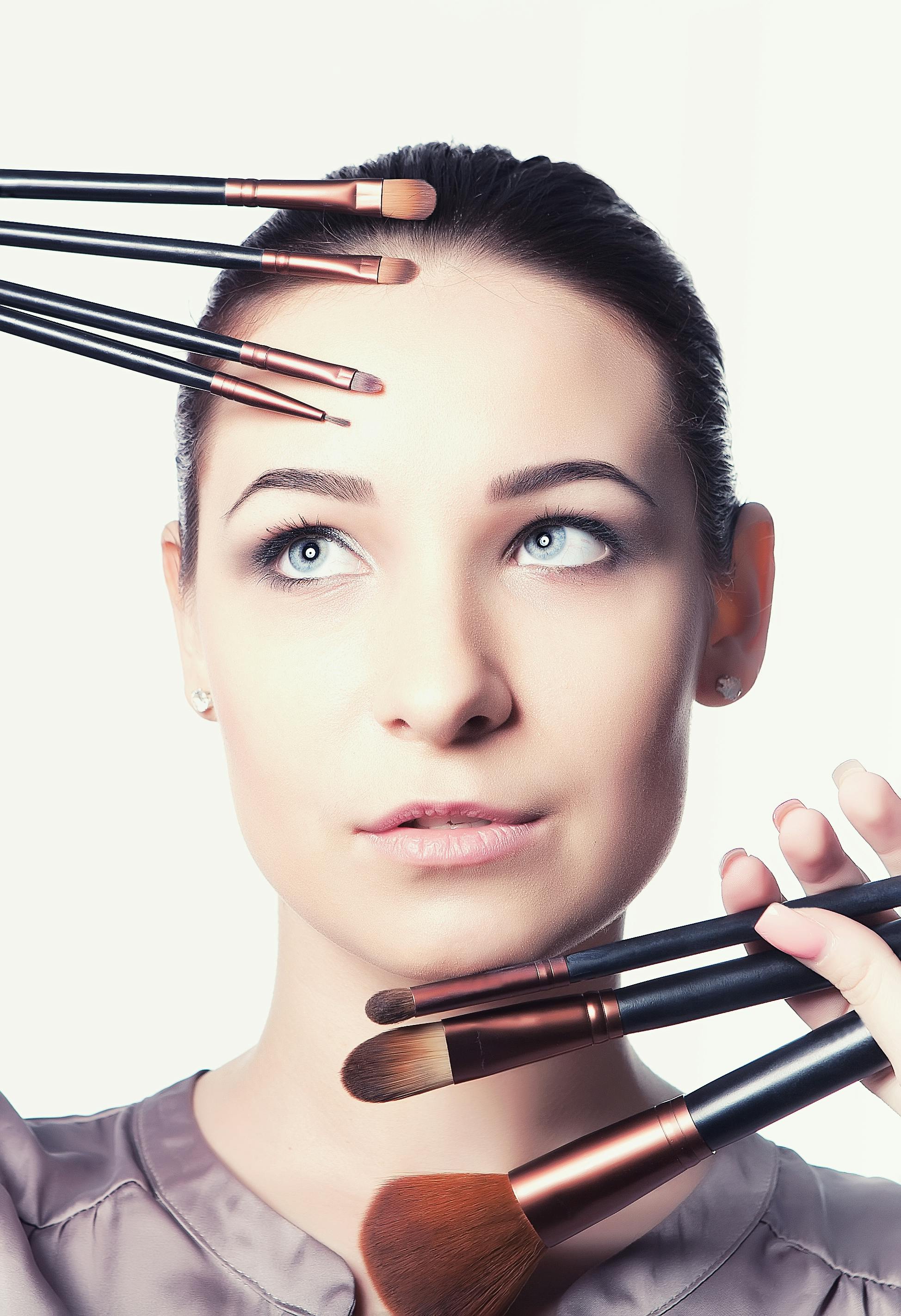 麻花免费观看完整版高清电影推荐海报：清爽风格人物镜头